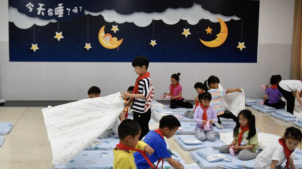 杭州市推廣「午休課」，一班一年級學生在午睡室準備午休。 新華社