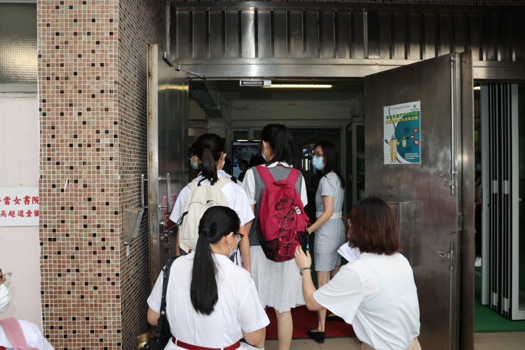 有教職員陪同。