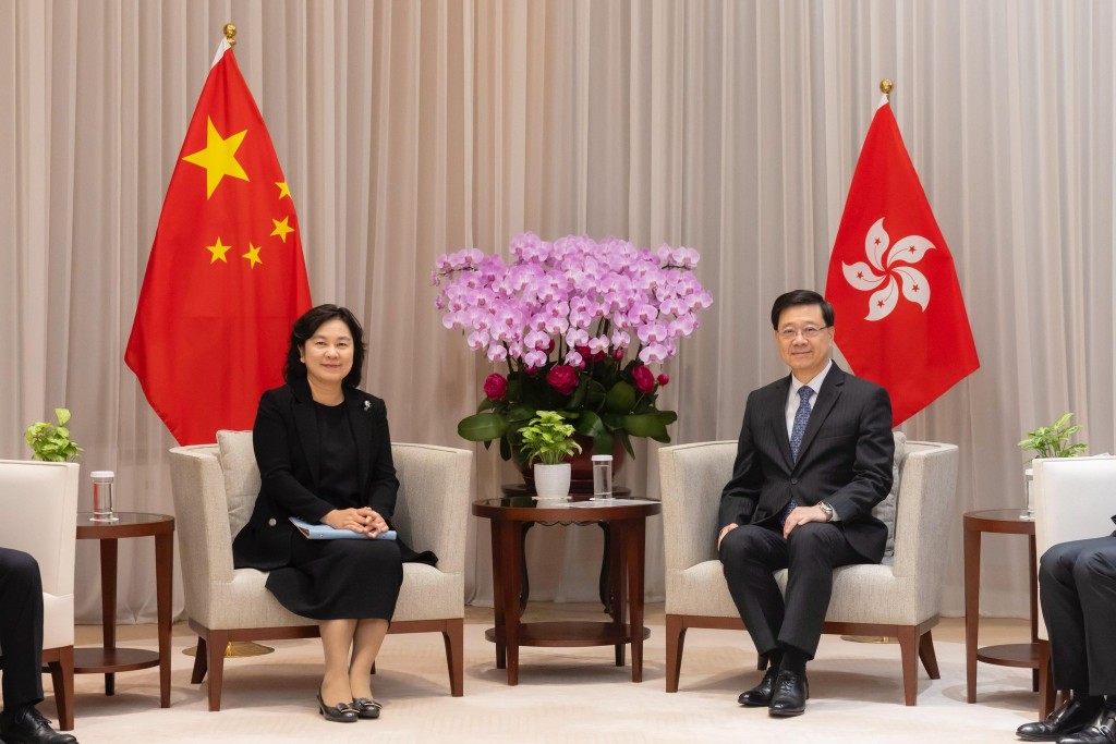 李家超今日下午與外交部副部長華春瑩會面。李家超FB 李家超今日下午與外交部副部長華春瑩會面。李家超FB