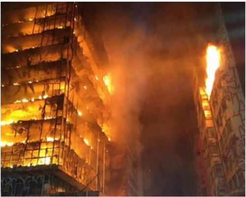 从照片可见火势十分猛烈。网图