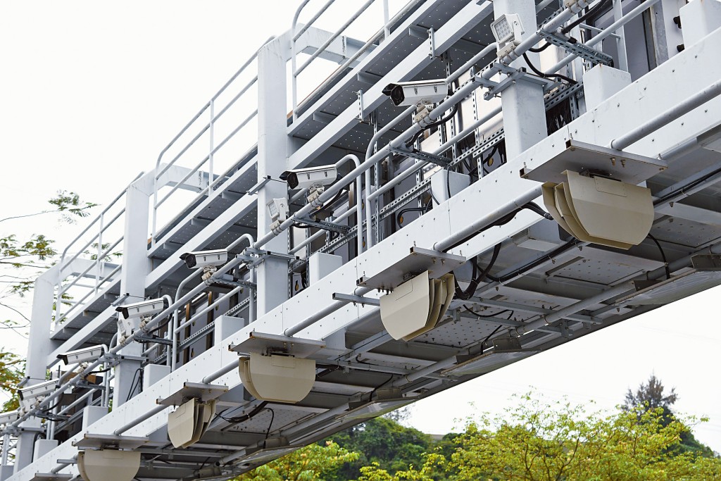 「易通行」的自動車牌識別技術會偵測到通過隧道的車輛,若車輛未有貼上「車輛貼」或「車輛貼」未連結至「易通行」戶口,均會收到隧道費服務商以電子方式發出的繳費通知。