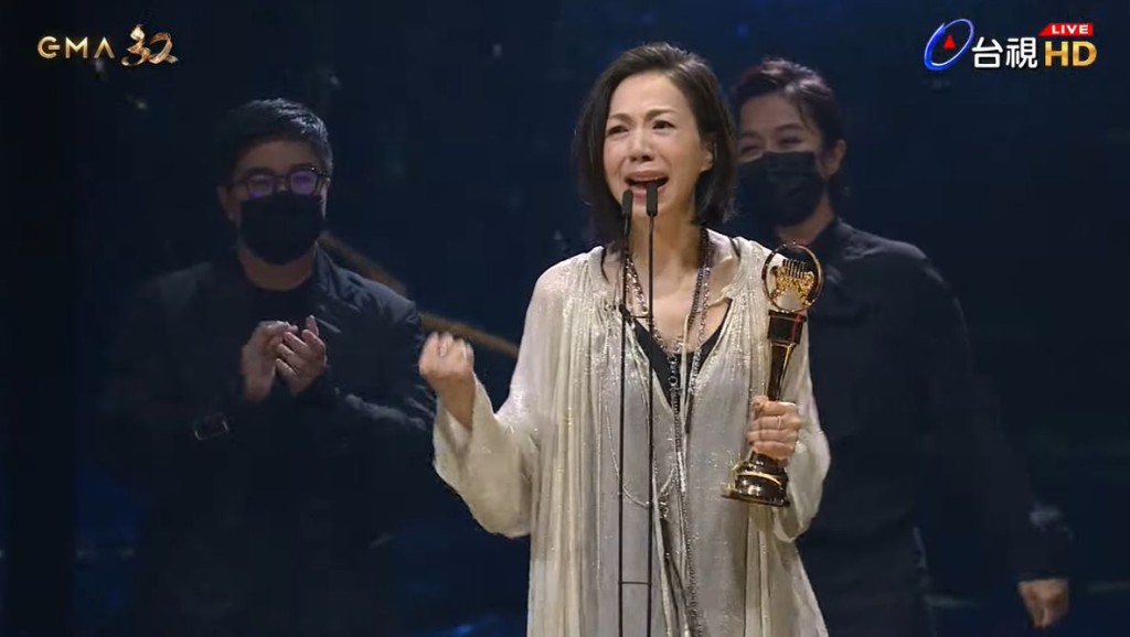 萬芳尋晚上台第一句係:「X的」!