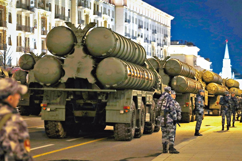 俄軍為五月閱兵綵排,防空導彈發射器駛往紅場。