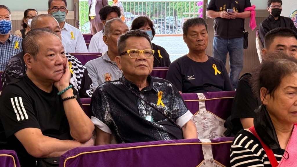 資深藝人李小飛今天舉辦告別式,鄭進一現身。 資深藝人李小飛今天舉辦告別式,鄭進一現身。