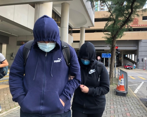 徐志豪(左)及羅穎恩( 右)離開法院。蕭文軒攝