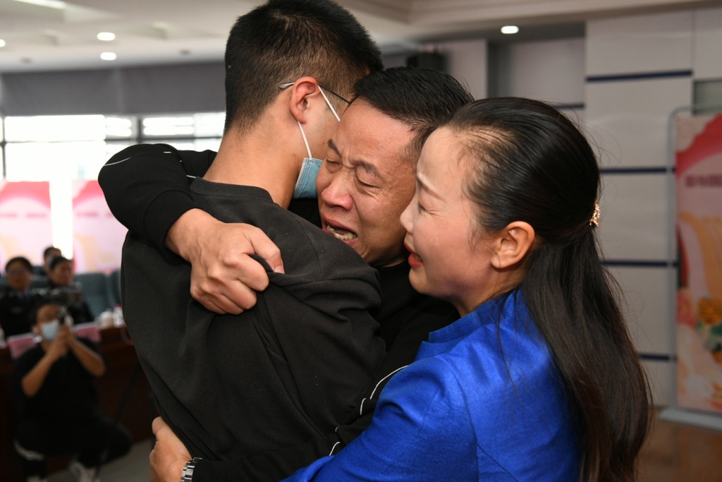 2021年，孫卓被拐14年後終與家人團聚，一家人相擁而泣。 新華社