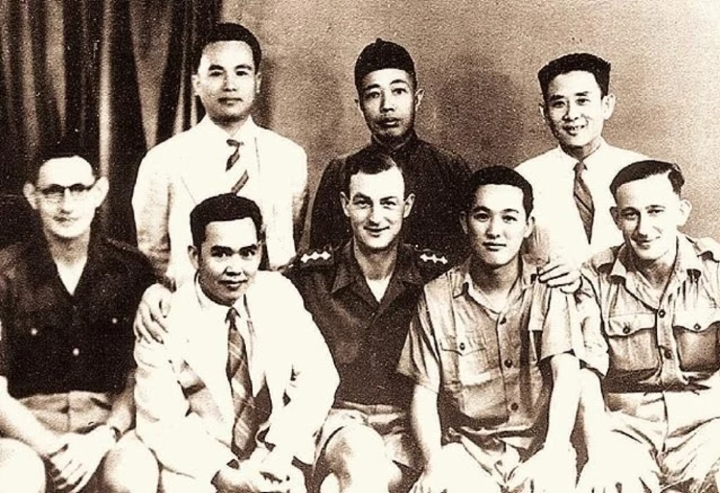 嘉頓創辦人張子芳(前排左二)及其表兄黃華岳於1926年創立品牌。當年兩人在香港動植物公園商談開麵包店的大計,因此決定以「Garden」命名公司。 嘉頓創辦人張子芳(前排左二)及其表兄黃華岳於1926年創立品牌。當年兩人在香港動植物公園商談開麵包店的大計,因此決定以「Garden」命名公司。