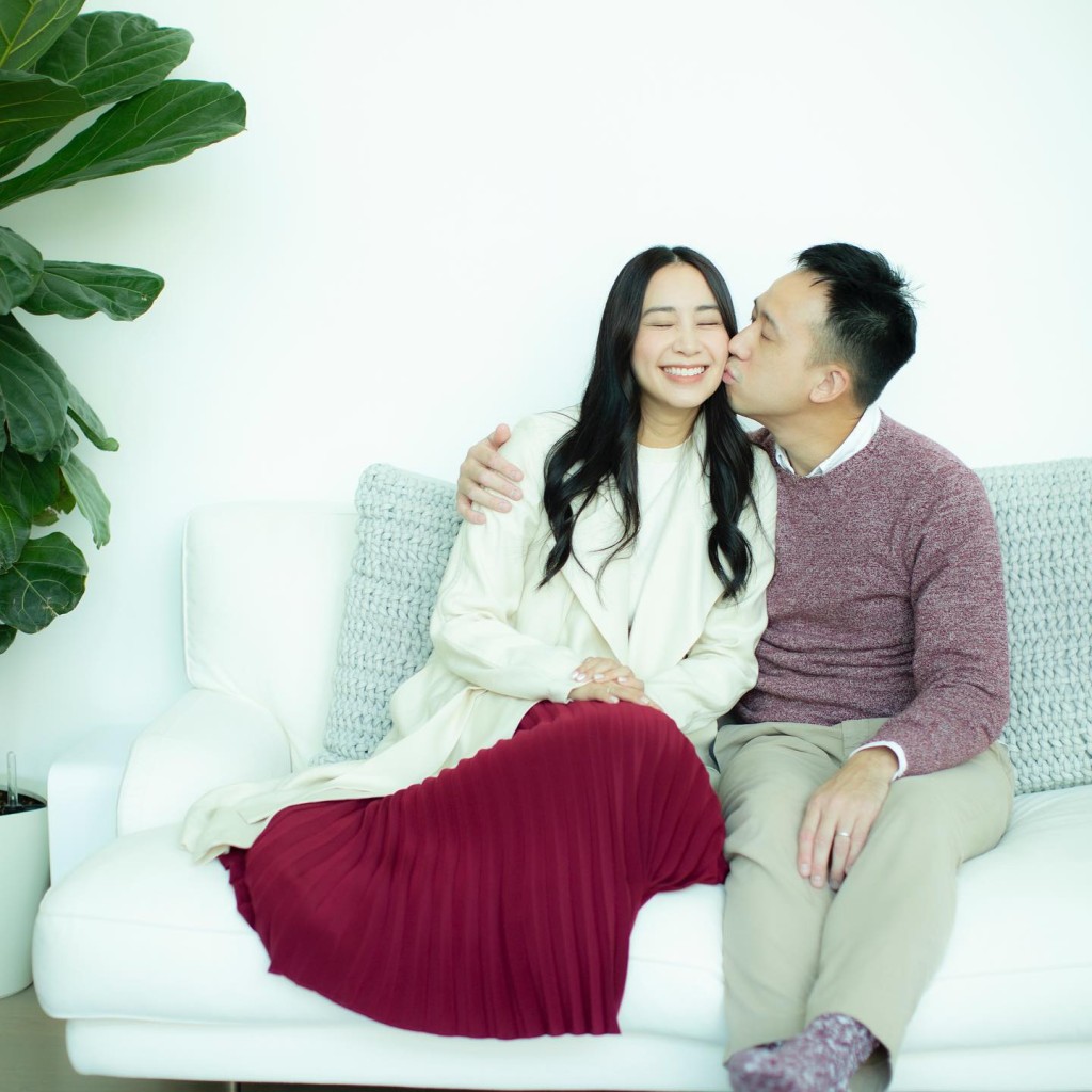近日吴雨霏于IG分享老公锡她面珠的恩爱合照贺结婚八周年，并留言称为彼此感到骄傲。