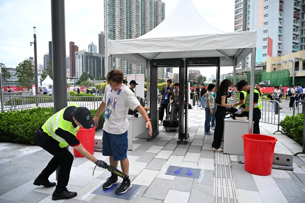 启德青年运动场测试赛入场安检情况。苏正谦摄