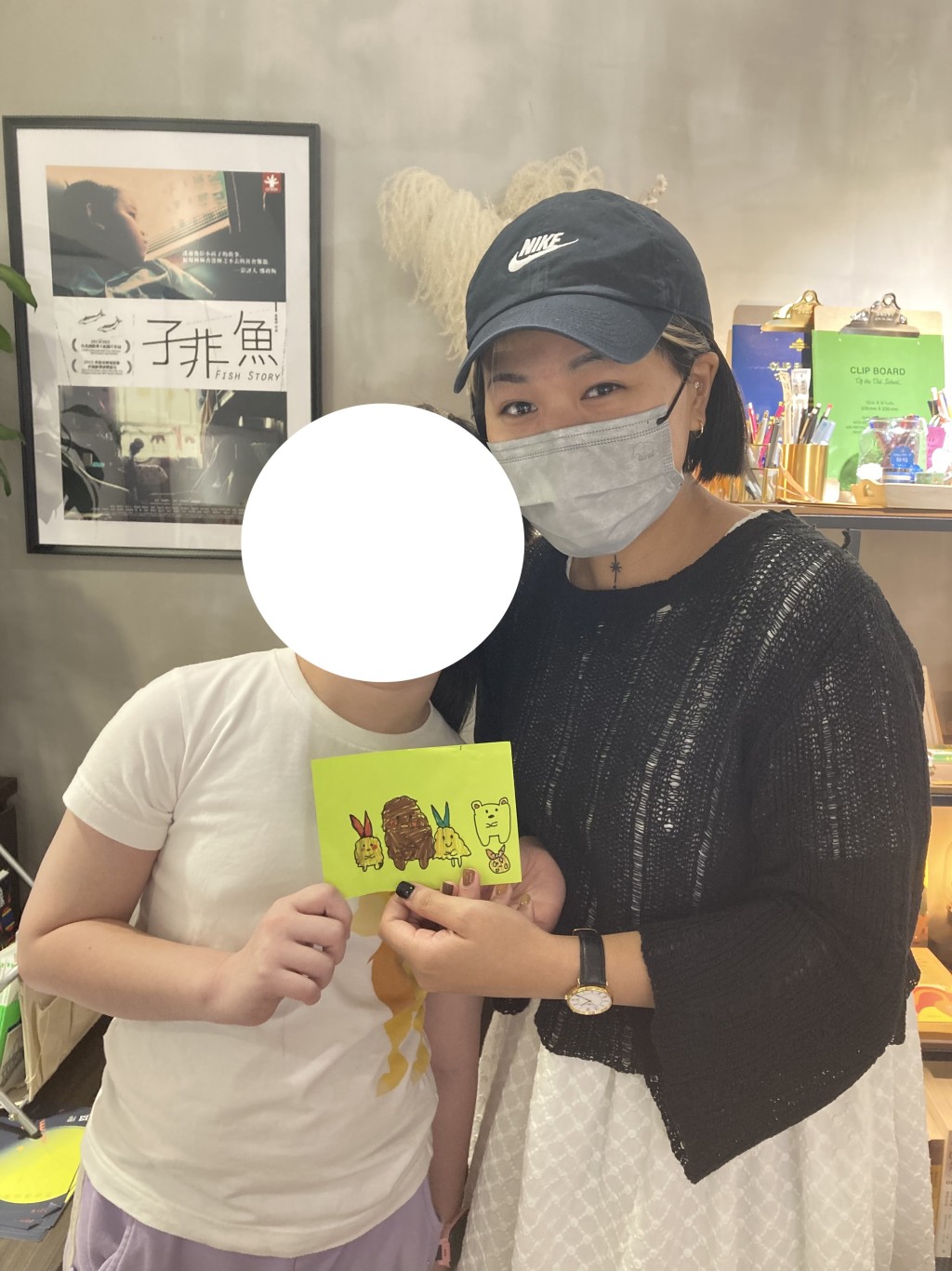 受惠家庭畫了一幅圖畫給何卓樂(右) 作為回禮,感謝她的幫忙與付出。 受惠家庭畫了一幅圖畫給何卓樂(右) 作為回禮,感謝她的幫忙與付出。