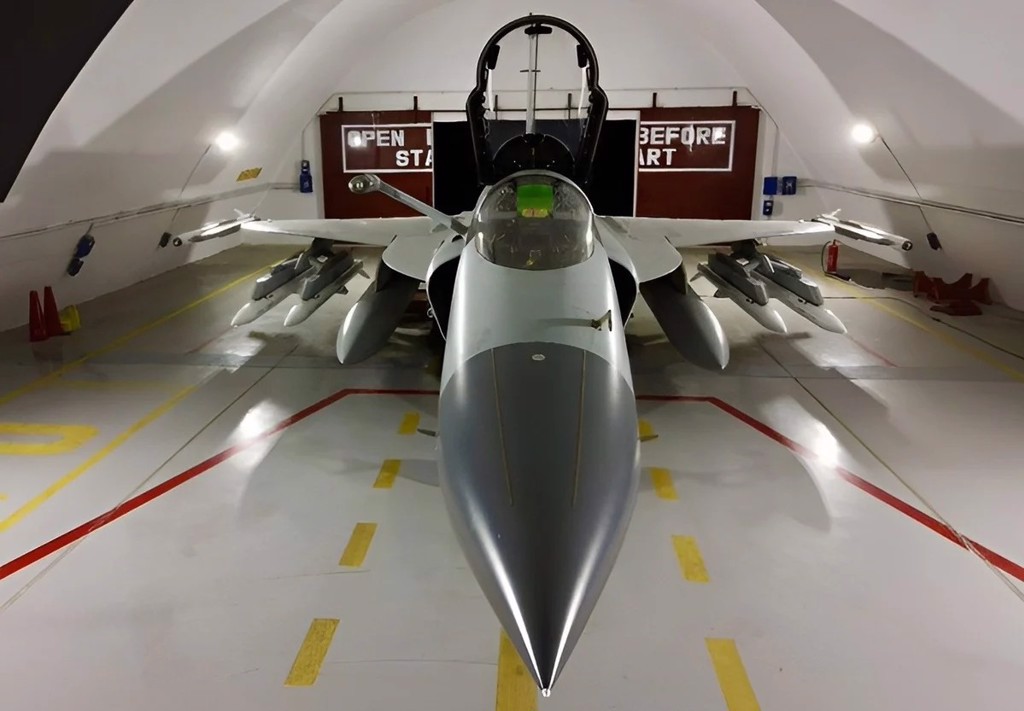 巴基斯坦展示其JF-17可以挂載4枚霹靂-15導彈。 巴基斯坦空軍 巴基斯坦展示其JF-17可以挂載4枚霹靂-15導彈。 巴基斯坦空軍