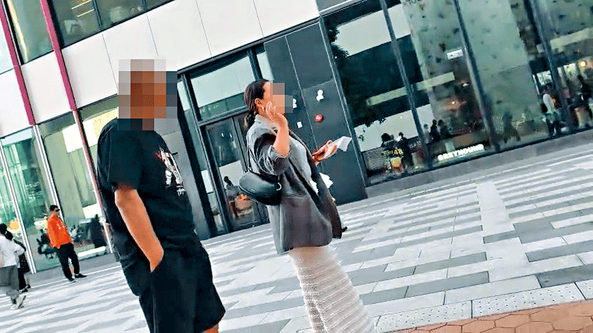 疑似「黄牛党」走近一名女子，以普通话问「要票吗」，女方不予理会。