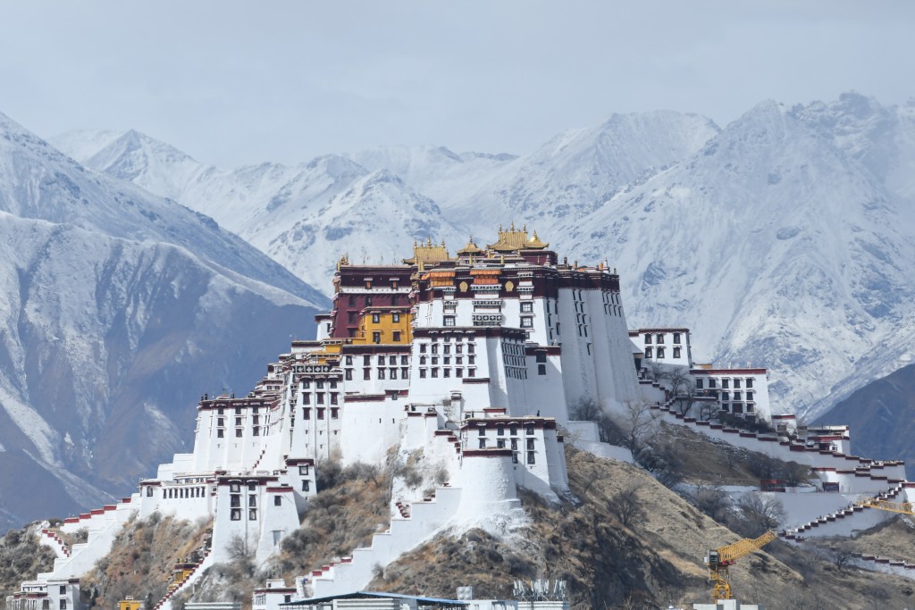 布达拉宫是西藏必游景点。