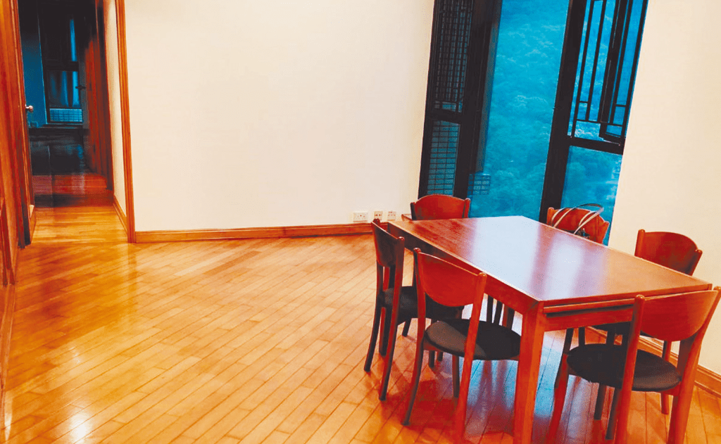 大厅铺设木地板，配搭红木餐桌，营造出温暖放松的感觉。