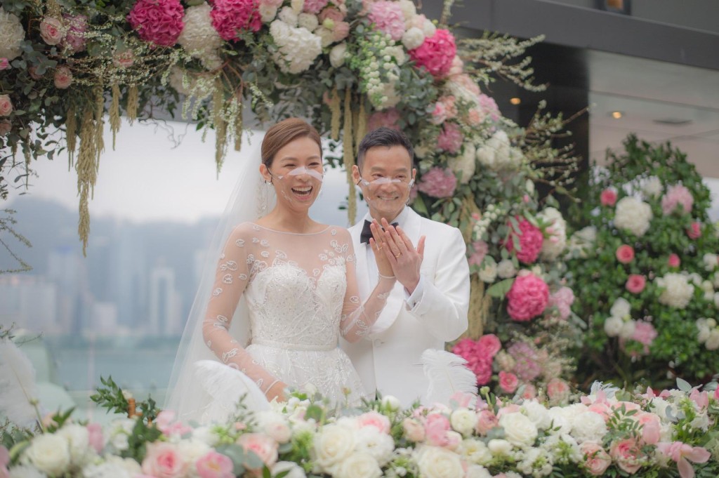 Queenie同Jason交換戒指，笑得好燦爛。