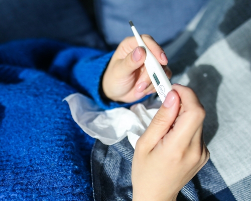 家长拒绝让发烧孩子早退。网图