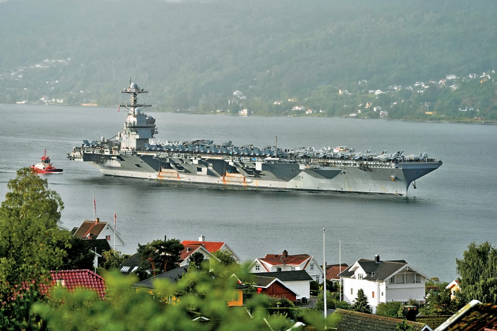 美軍最大航空母艦「福特號」9月駛經挪威首都奧斯陸的港口。  