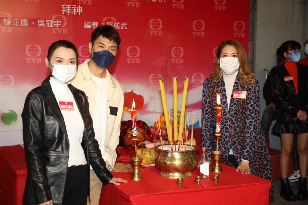 今次她與陳展鵬、陳煒合作得好開心，大家坐埋就研究美食。
