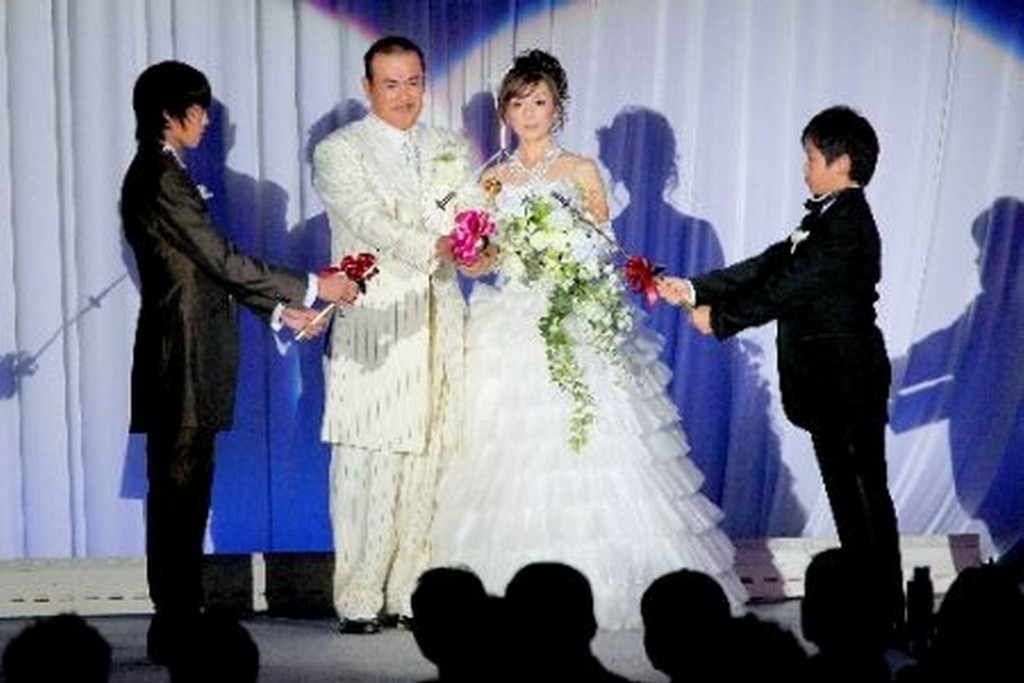 千葉與第二任妻子補擺婚宴場景,左右二人分別是兒子真劍祐和鄉敦。資料圖片