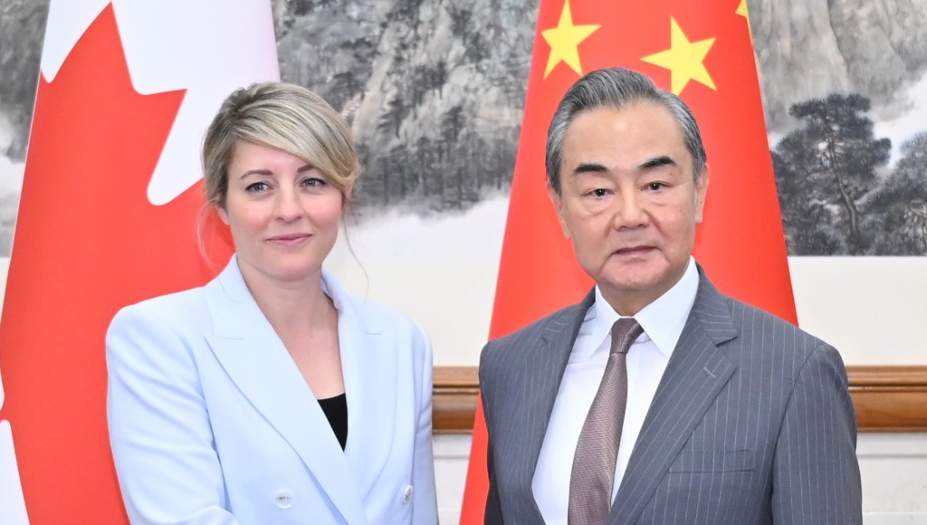 王毅在北京會見加拿大外長趙美蘭。　新華社