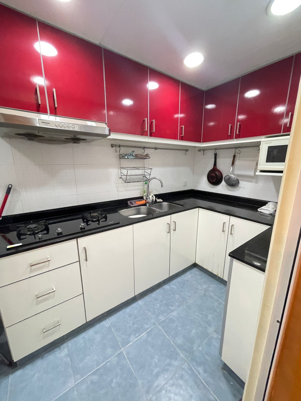 廚房整潔企理，設有U型廚櫃及基本廚電。