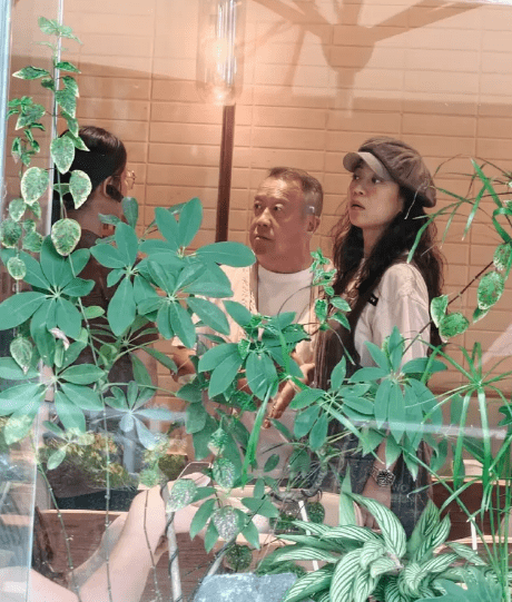 曾志偉和紅顏知己Vanus一起入店。