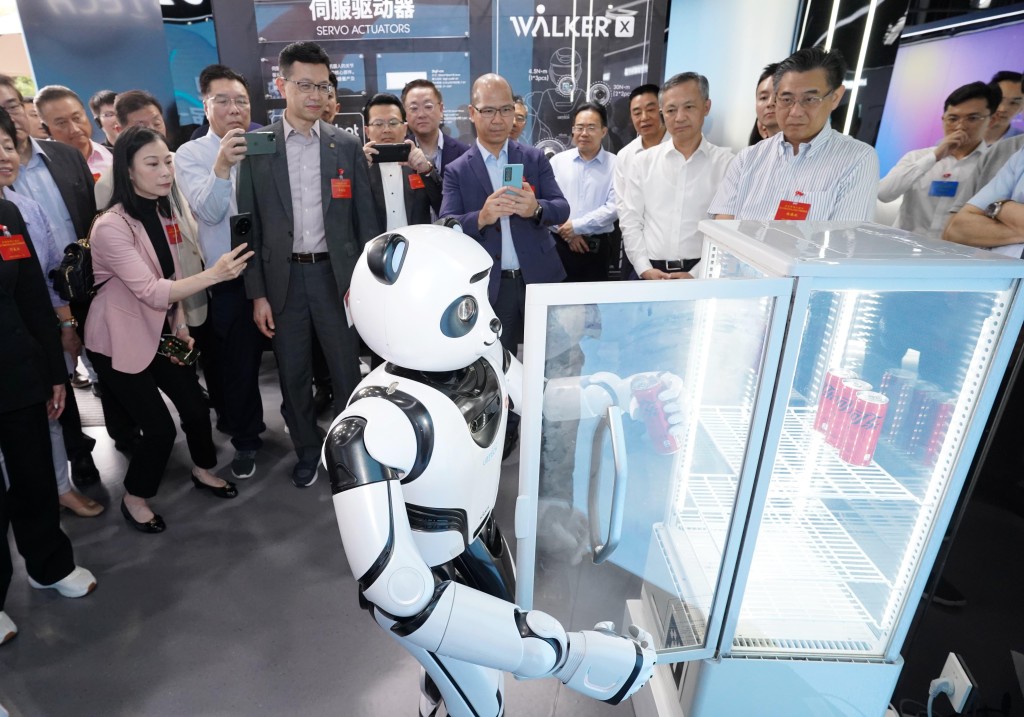 考察团到优必选科技公司考察人型机器人最新发展。