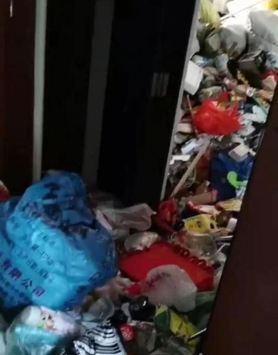 屋內每一處都堆放了用各種塑料袋裝的廢物。網圖