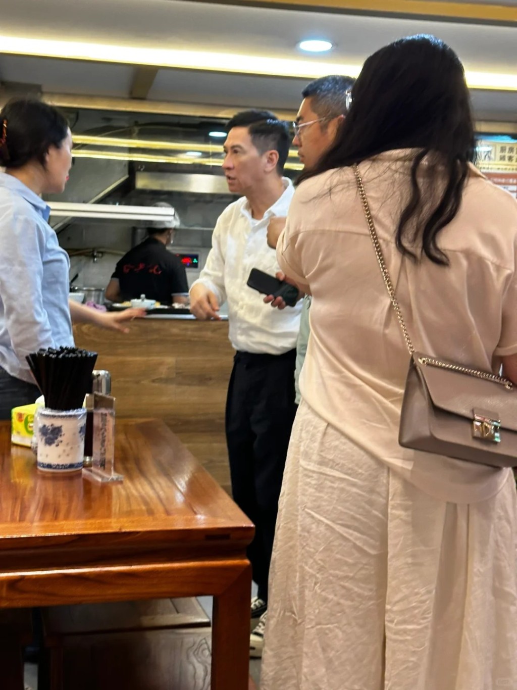 有網民在上海麵館巧遇張家輝及工作人員開餐。