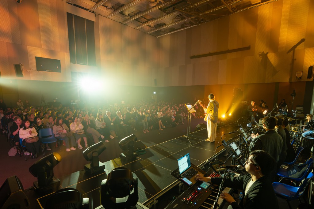 参与「中文歌词创作班」的都大学生日前举办「我们还有几多时间」原创作品演唱会暨分享会，演绎「毕业作品」。都大提供