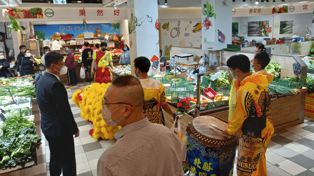 有醒獅隊在禾輋邨街市採青時「失手」。