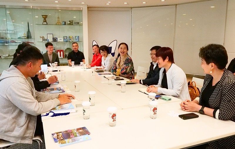 黃寶基於奧樓大樓與到訪的深圳市福田區文化廣電旅遊體育局代表團會面，商討合作。