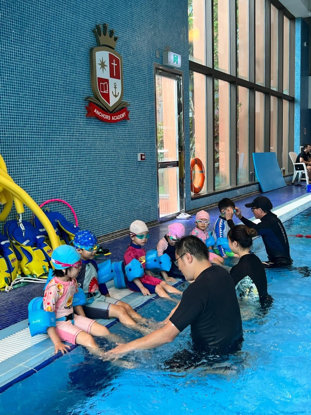 元朗安基司学校拥有恒温室内游泳馆，为幼稚园学生提供专业游泳课程