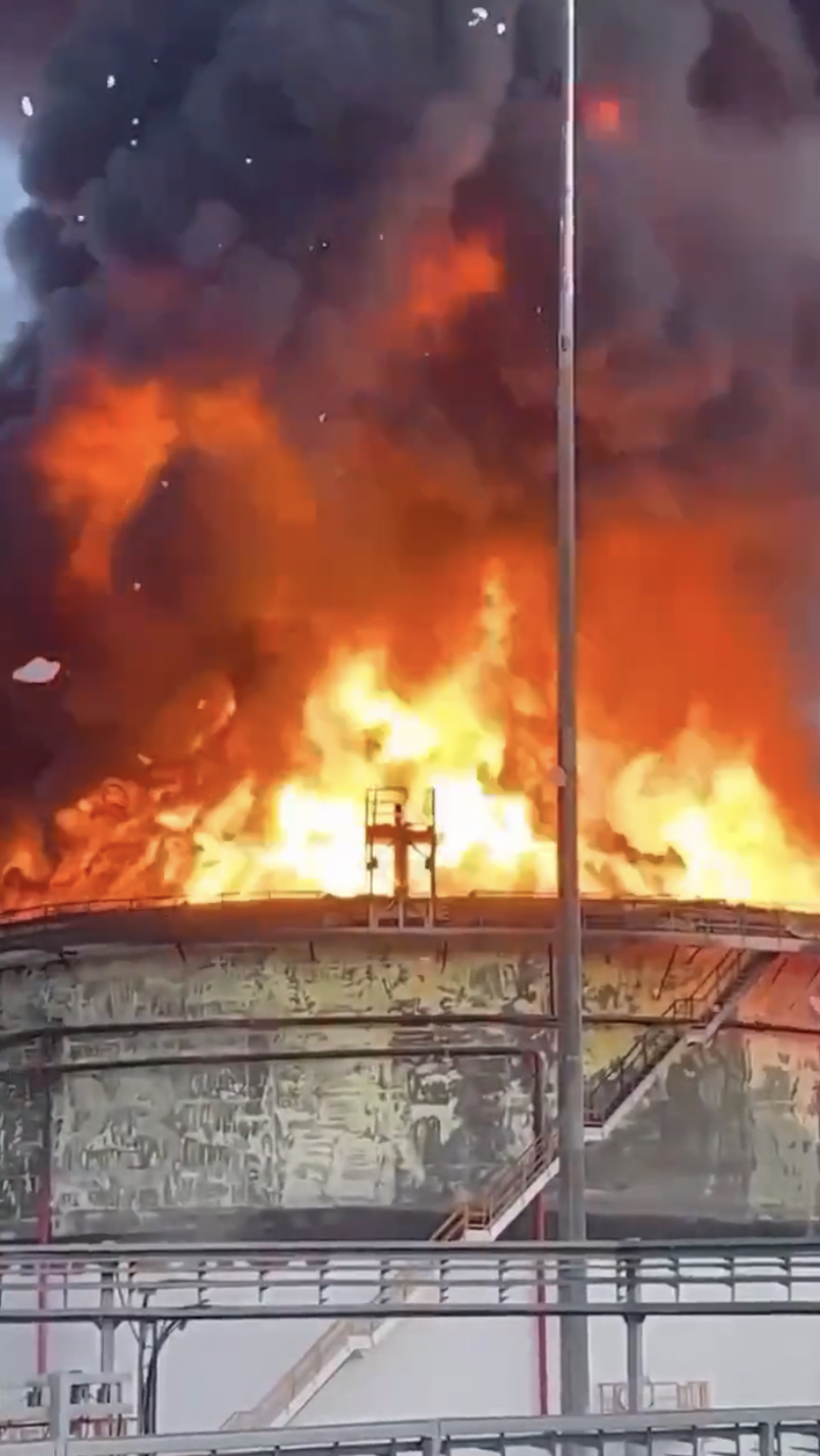 俄罗斯南部克拉斯诺达尔（Krasnodar）的伊利斯基炼油厂（Ilsky Oil Refinery）起火。  Twitter