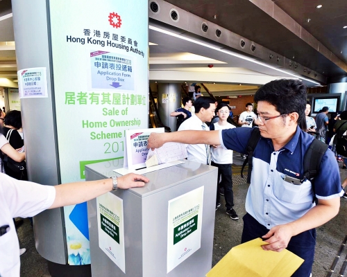居屋首日收2400份申請表。