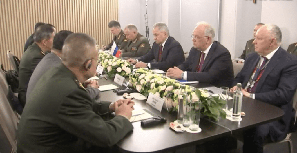 李尚福与俄罗斯国防部长绍伊古举行工作会晤。电视画面截图