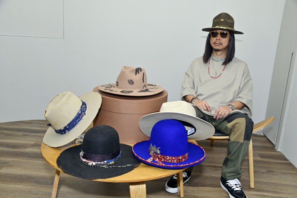 人称「Carl叔叔」的著名音乐人王双骏，近年以「招牌」戴帽造型示人。