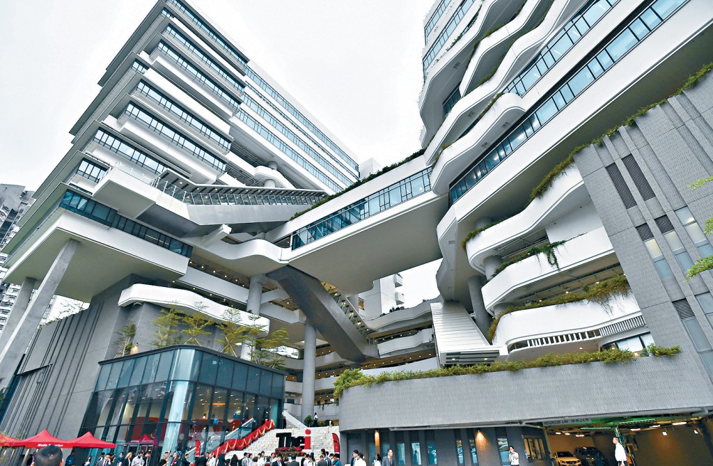 香港高等教育科技學院前兼任講師被控涉嫌向一名學生收取賄款2萬元,以確保對方的畢業專題研習取得及格成績。