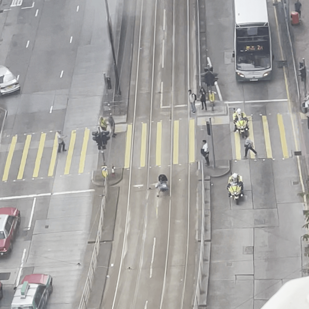 藍衫男逃至電車路時跌倒。小紅書片段