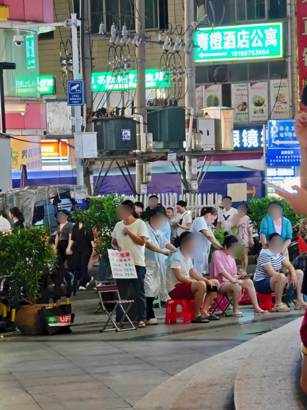 南寧夜市街頭有不少流動按摩檔口。 (小紅書圖片,非當事人) 南寧夜市街頭有不少流動按摩檔口。 (小紅書圖片,非當事人)