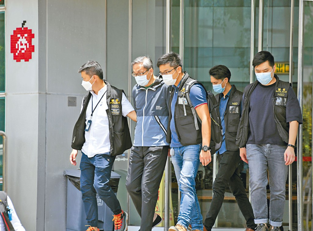 ■壹傳媒行政總裁張劍虹(左二)等五高層，涉違反國安法昨被捕，並一度被押返《蘋果》大樓協助蒐證。
