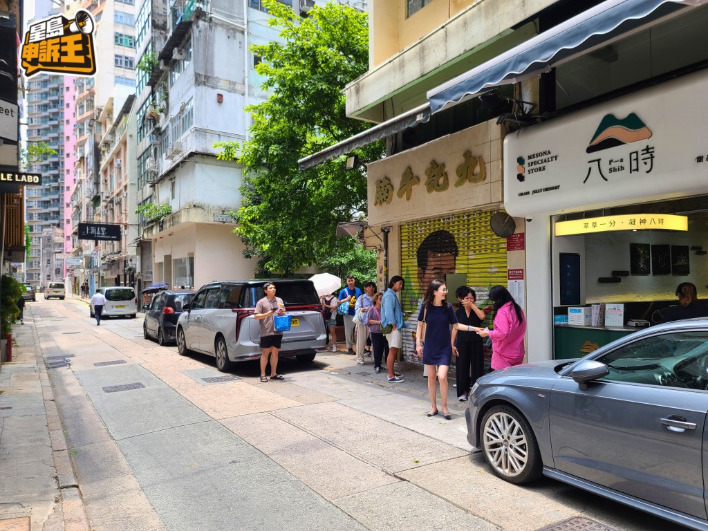 麵店中午開門前,已有很多人在店外排隊等候光顧。 麵店中午開門前,已有很多人在店外排隊等候光顧。