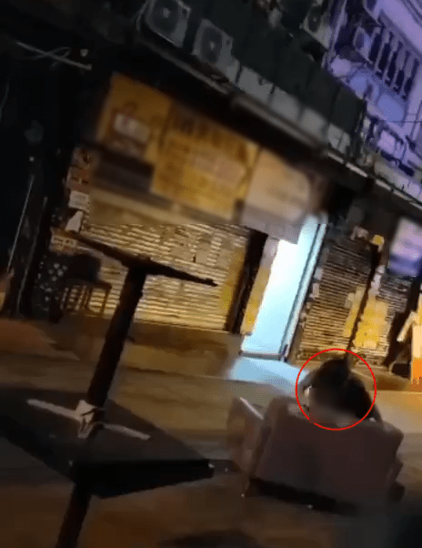 网络近日热传一段影片，有港男港女晚上在港岛街头摆梳化，离谱地公然交欢，