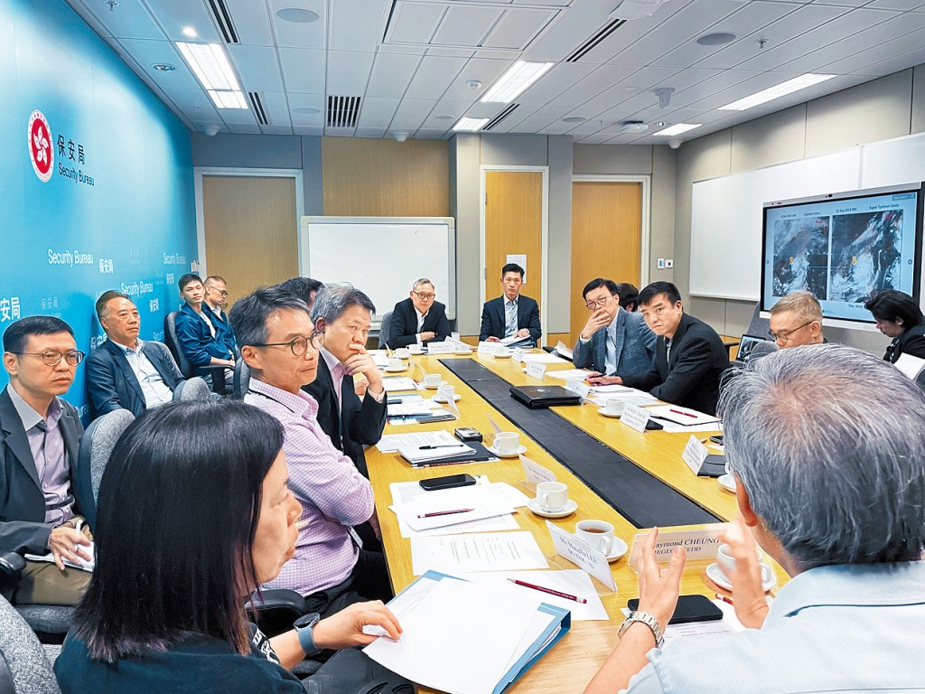 署理保安局局长卓孝业昨午主持跨部门会议，统筹各部门应对「小犬」的准备工作。