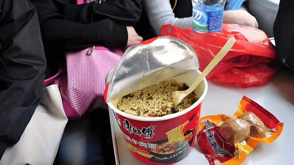「高鐵上不能吃杯麵」的話題引發網上激烈討論。