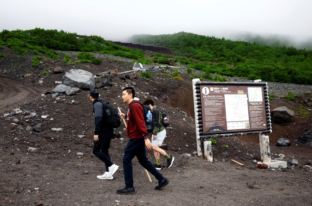 富士山有遊客天攻頂後不適昏迷。路透社