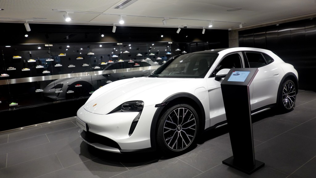 保时捷Porsche全新旗舰店3楼是E-Performance及纯电动车展示区