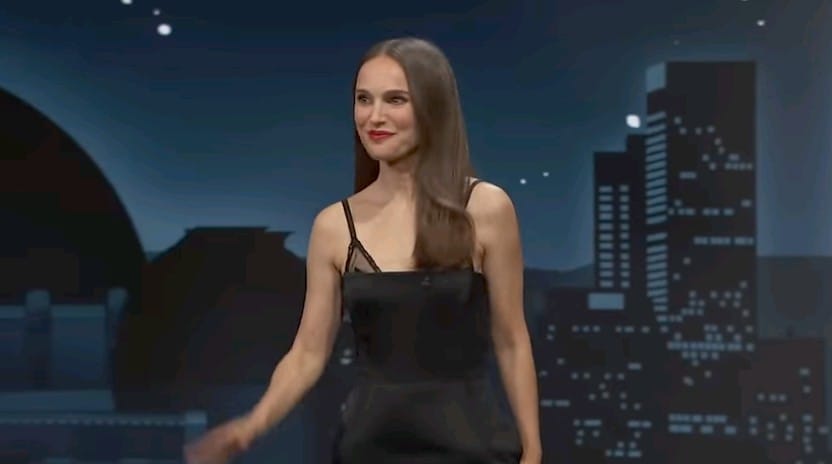 现身名嘴节目时，选穿露bra带小黑裙，更被传媒封为「妮妲莉版复仇裙」。