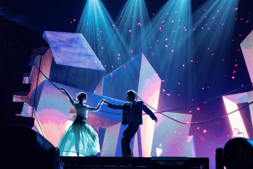 小春以歌舞劇巧妙穿插,在一段求婚劇情中,女主角拒絕戒指時,台下有女歌迷激動高喊「給我!我願意!」 小春以歌舞劇巧妙穿插,在一段求婚劇情中,女主角拒絕戒指時,台下有女歌迷激動高喊「給我!我願意!」