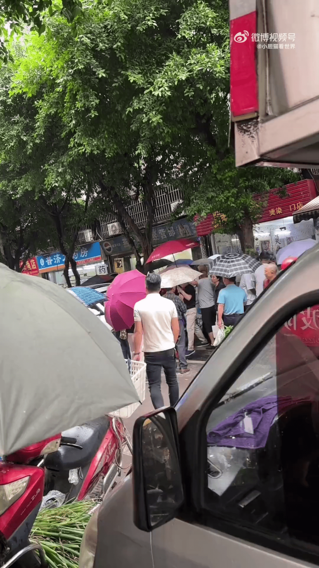 網傳影片,事發後多人現場圍觀。 網傳影片,事發後多人現場圍觀。